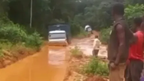 Poids lourd BeiBen roulant dans une eau profonde